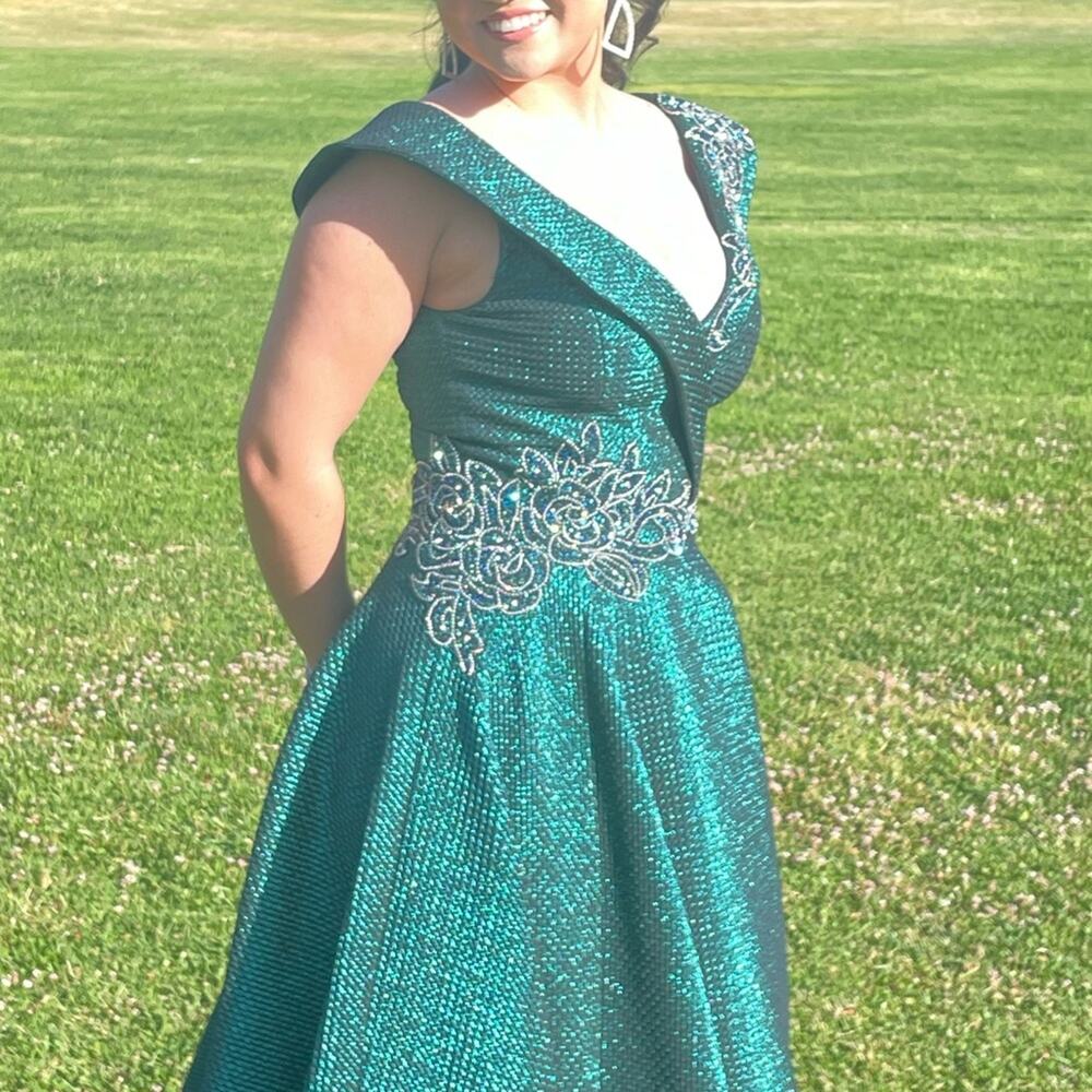 Prom/Beauty Pageant Embellished Long Dress Size 4-6 Green Metallic Cascade Style